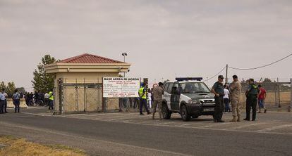 Agentes de la Guardia Civil en la base de Morón, tras una protesta.