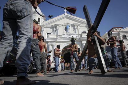 Varios penitentes filipinos se flagelan delante de una iglesia para celebrar el Jueves Santo, en la localidad de San Fernando (Filipinas).