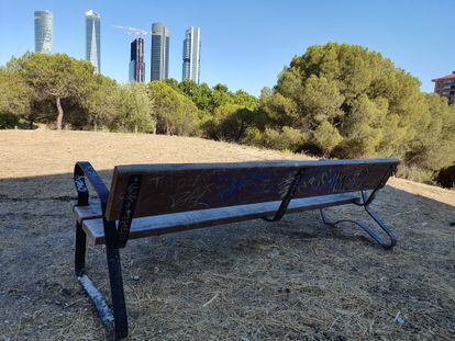 Un banco en el parque en Parque Norte, en el barrio de El Pilar.