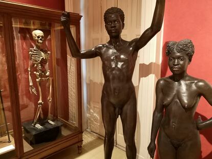 El esqueleto de una mujer filipina expuesto en el Museo Nacional de Antropología, junto a dos estatuas de yeso decimonónicas de dos personas de Guinea Ecuatorial.