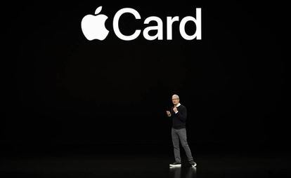 Tim Cook presenta la Apple Card.