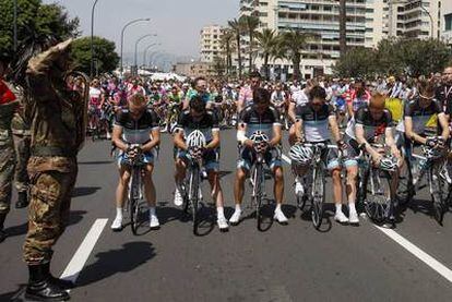 Los ciclistas del Leopard Trek anes del comienzo de la etapa.