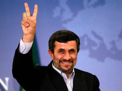 El presidente Mahmoud Ahmadinejad de Ir&aacute;n al salir de una conferencia de prensa en Estambul.