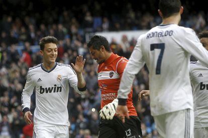 Ozil celebra el cuarto gol ante la desesperación de Munua.