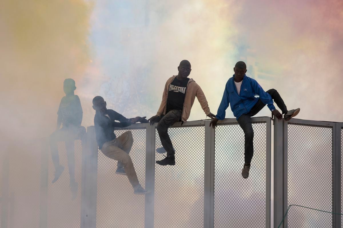 The ‘ninots’ of four migrants climbing a fence generate controversy in the Fallas of Valencia |  News from the Valencian Community