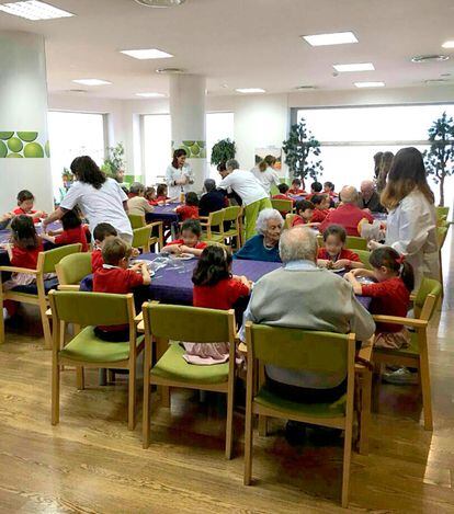 En el centro Vitalia Ferraz ha comprobado los beneficios de juntar ancianos y niños.