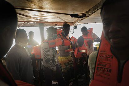 Varios de los migrantes rescatados que viajan en el 'Open Arms'