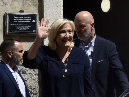 Marine Le Pen sale del Ayuntamiento de Perpiñán este sábado, antes del congreso de su partido.