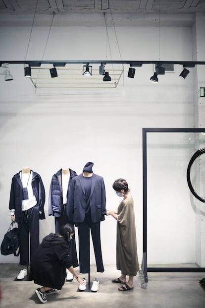 Unas escaparatistas trabajan con la colección otoño-invierno 2020.