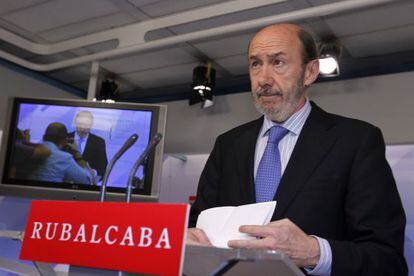 El candidato socialista, Alfredo Pérez Rubalcaba, en Ferraz