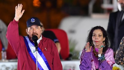 Daniel Ortega, con su esposa y vicepresidenta, Rosario Murillo, en enero de 2022 en Managua en la toma de posesión de un nuevo mandato presidencial.