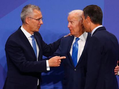 Desde la izquierda, Jens Stoltenberg, secretario general de la OTAN; Joe Biden, presidente de EE UU, y Pedro Sánchez, presidente de España, este miércoles en la cumbre de la OTAN.