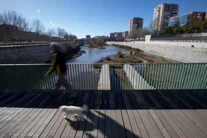 El río Manzanares, con escaso caudal de agua, a su paso por Madrid, este lunes.