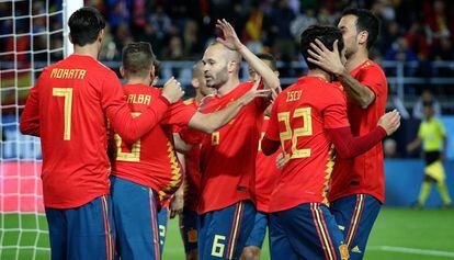 La selecció espanyola celebra un gol.