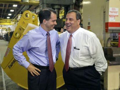 El gobernador de Nueva Jersey, Chris Christie (Dcha.) junto a otro de los republicanos ganadores de la noche, Scott Walker, de Wisconsin.