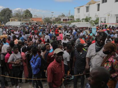 Cientos de haitianos aguardan en Puerto Príncipe para intentar conseguir un pasaporte que les permita dejar el país.