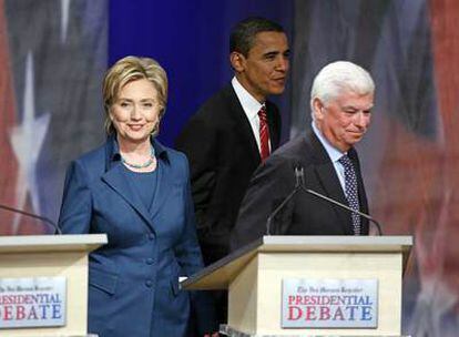 Los candidatos demócratas Hillary Clinton, Barack Obama (centro) y Christopher Dodd, ayer en Johnston, Iowa.