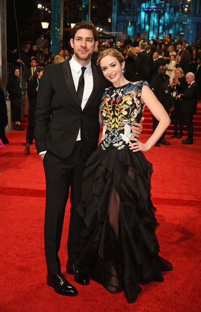 Emily Blunt, candidata a mejor actriz por La chica del tren, viste de Alexander McQueen. Posa junto a su pareja, el también actor John Krasinski.