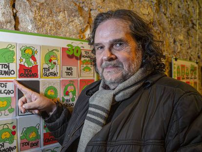 El creador del Toi, Jordi Català, en la exposición de la particular mascota que arrasó en los noventa y que cumple 30 años. 