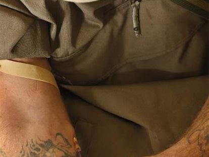 Un politoxicómano utiliza una <i>narcosala</i> para inyectarse droga con seguridad.