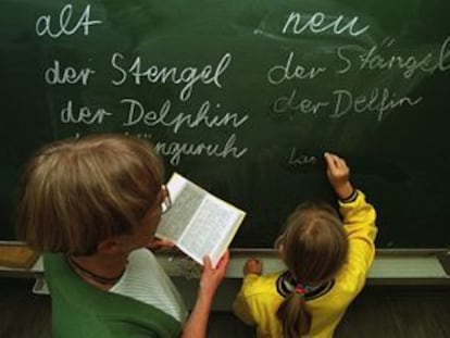 Una profesora, con una alumna, en una clase de lengua alemana en un colegio de Bremen, Alemania.