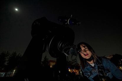 Dos mujeres se alistan para observar el eclipse en Santiago de Chile. Será en la madrugada del 16 de mayo que el cono sur pueda apreciar el eclipse en su esplendor. 