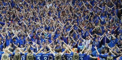 La afición de Islandia celebra la victoria.