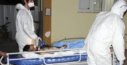 Personal especializado turco traslada a uno de los heridos en el interior de un hospital de Reyhanli, en Turquía.