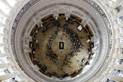 Visitantes rinden sus respetos frente al féretro del reverendo Billy Graham en la Rotonda del edificio del Capitolio de los Estados Unidos en Washington.