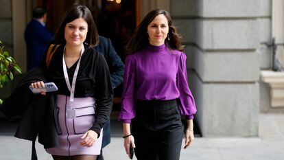La secretaria general de Podemos, Ione Belarra (a la derecha), a su salida del Congreso el miércoles, día en el que las Cortes celebraban el 45º aniversario de la Constitución.