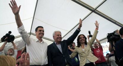 Pedro Sánchez, Felipe González y Sara Hernández, secretaria del PSOE en Madrid, en un acto electoral en Villaverde.