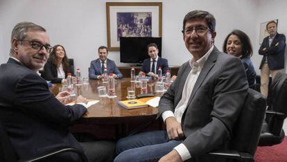Reunión de delegaciones de PP y Ciudadanos para negociar el acuerdo andaluz.
