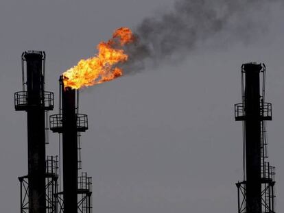 Chimeneas en la refinería de gas y petróleo de Brazi, 60 kilómetros al norte de Bucarest, Rumanía. 