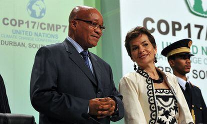 El presidente sudafricano, Jacob Zuma, y la responsable de clima de la ONU, Christiana Figueres, durante la inauguración de la cumbre de Durban (Sudáfrica)