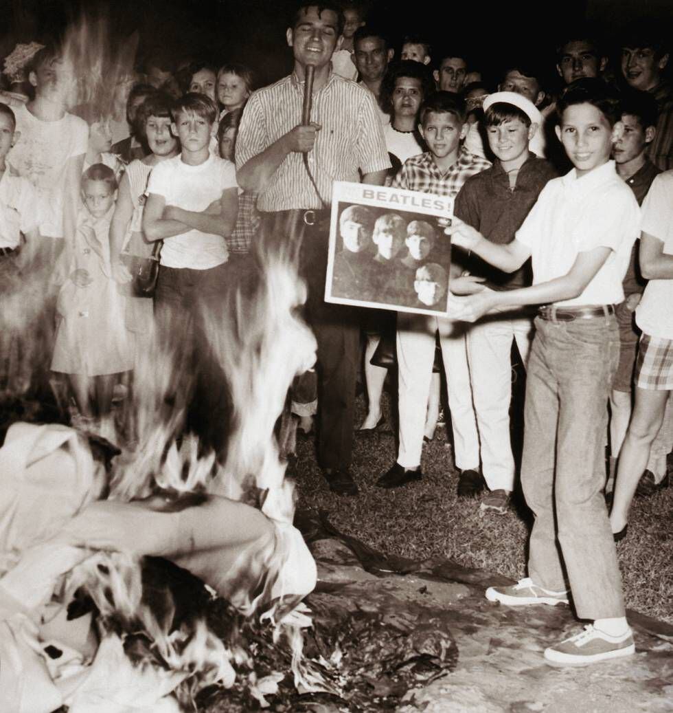 Fundamentalistas adolescentes queman discos de los Beatles el 12 de agosto de 1966, como reacción al comentario de John Lennon sobre los Beatles y Jesús.