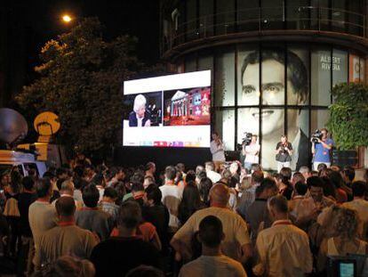 Simpatizantes de Ciudadanos esperan en el exterior de la sede del partido en Madrid.
