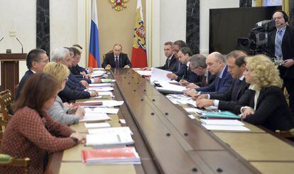 Putin, reunido ayer con su Gobierno para decir el plan de estímulo.