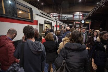 Usuarios de la red de Cercan&iacute;as de Madrid esperan un tren en la estaci&oacute;n de Atocha, el pasado jueves.