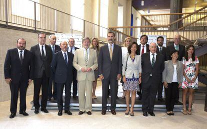 El rey Felipe VI, acompañado ayer de los responsables y patronos de la Fundación Conocimiento y Desarrollo (CYD), tras la presentación del informe anual, en el Colegio Oficial de Arquitectos de Madrid.