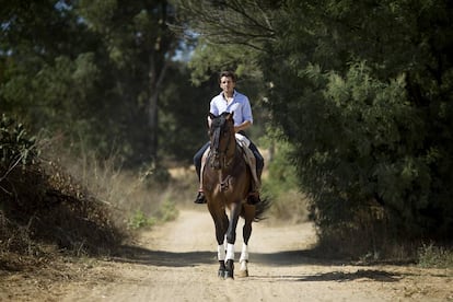 Diego Ventura monta a Nazarí, el caballo estrella de su cuadra, en su finca de La Puebla del Río.