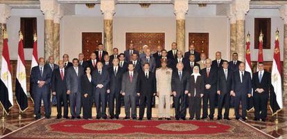 El nuevo Gobierno rodea al presidente Morsi y a Tantaui, ministro de Defensa.