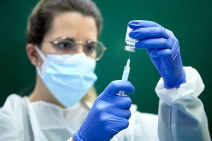 Una sanitaria prepara una dosis de la vacuna de AstraZeneca en Girona el 10 de febrero.