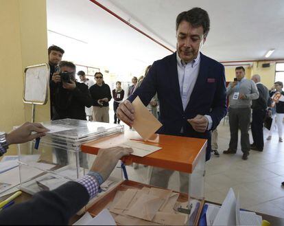 El presidente de la Comunidad de Madrid, Ignacio González, vota para las elecciones del 24M en el Colegio Bernardette, en Aravaca.