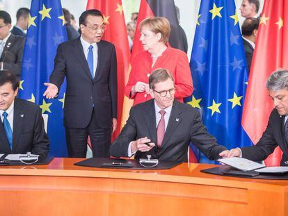 Firma del acuerdo entre Seat, Volkswagen y JAC, al que acudieron la canciller alemana, Ángela Merkel; y el primer ministro chino, Li Keqiang. 