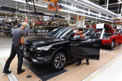 Two workers on the Seat León production line at the Martorell factory (Barcelona) 04/27/2020