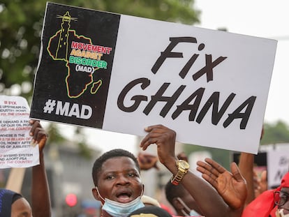 Un manifestante sostiene una pancarta durante la protesta #fixthecountry en Accra, Ghana, el 4 de agosto de 2021. La protesta tiene como objetivo exigir responsabilidad al Gobierno y mejores condiciones de vida.