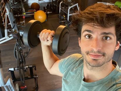 Carlos Sainz, piloto de F1, muestra cómo se entrena en el gimnasio de casa en una foto de sus redes sociales.