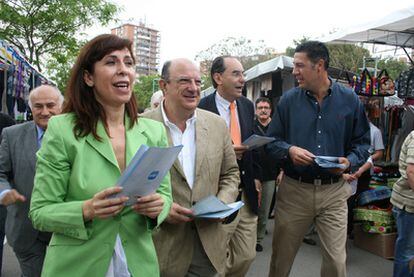 Xavier García-Albiol, a la derecha, en compañía de Alicia Sánchez-Camacho y otros líderes del PP, reparte en un mercado de Badalona, en 2009, los folletos que han motivado la querella contra él.