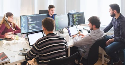 Desarrolladores de software durante su jornada laboral.