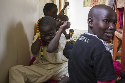 Youssou y Mamadou se entretienen haciendo collares durante un taller práctico de manualidades. De vez en cuando, en la escuela reciben visitas de profesionales del pueblo, como costureros, artesanos y artistas, que les enseñan a hacer manualidades y a desarrollar un oficio. A los niños les encantan las visitas y descubrir la capacidad que tienen de hacer cosas nuevas.